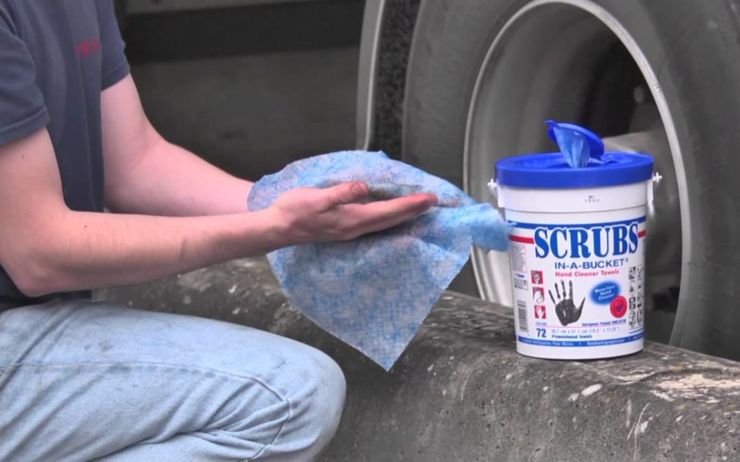 Des mains toujours propres grâce aux lingettes Scrubs !